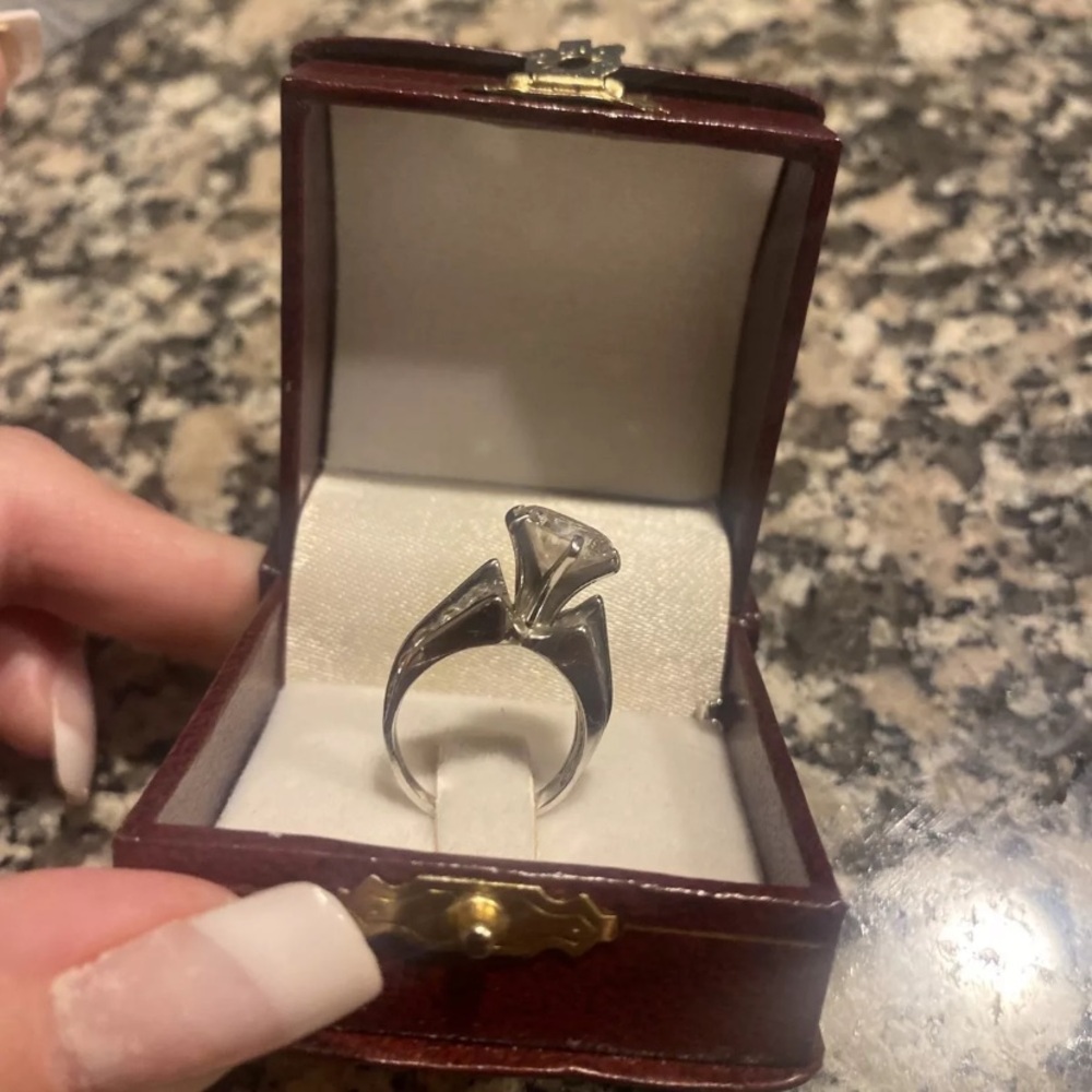 Beautiful Diamond ring - Picture 7 of 8